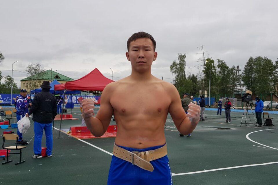 Юниор Спартак Попов стал чемпионом по мас-рестлингу национального многоборья на Играх Манчаары
